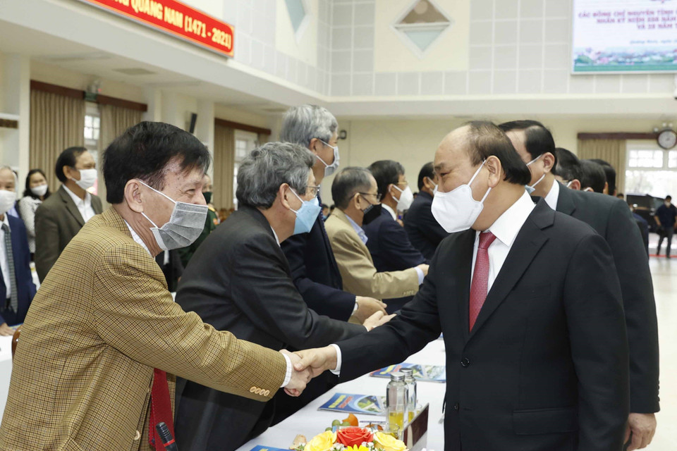 Chủ tịch nước Nguyễn Xuân Phúc với các đại biểu dự buổi gặp mặt. (Ảnh: Thống Nhất/TTXVN)