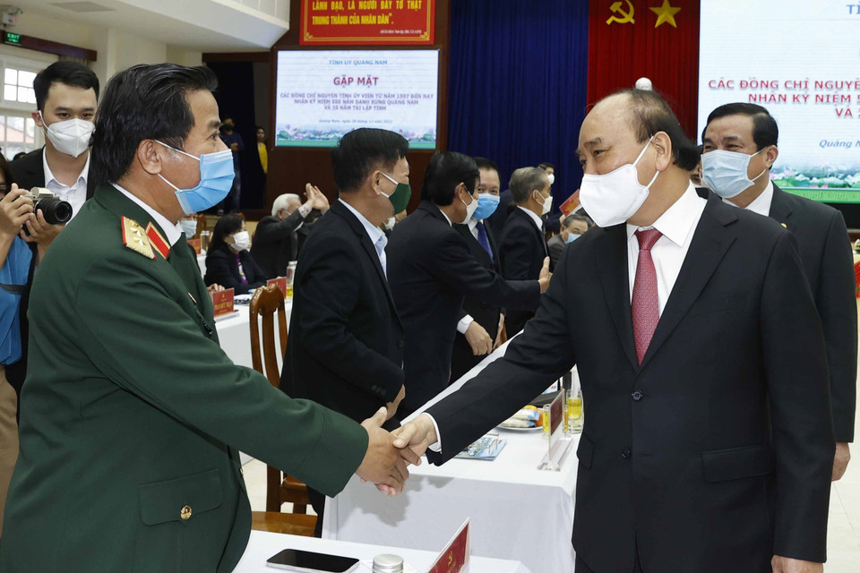 Chủ tịch nước Nguyễn Xuân Phúc với các đại biểu dự buổi gặp mặt. (Ảnh: Thống Nhất/TTXVN)