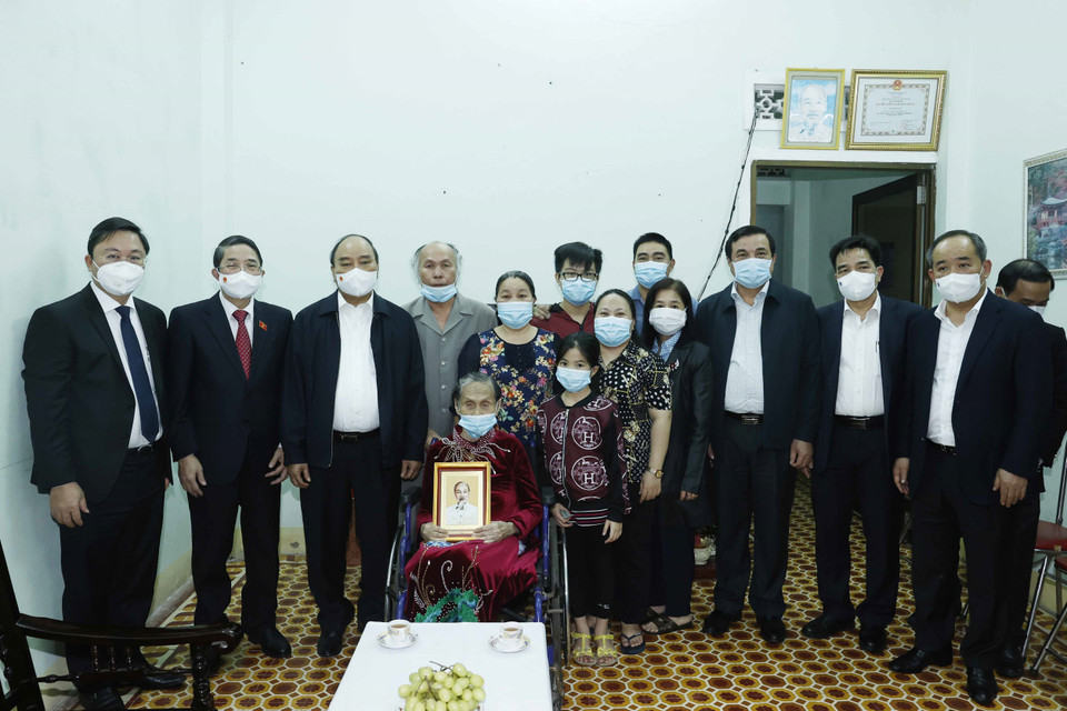 Chủ tịch nước Nguyễn Xuân Phúc thăm và quà cho Mẹ Việt Nam Anh hùng Nguyễn Thị Cang. (Ảnh: Thống Nhất/TTXVN)