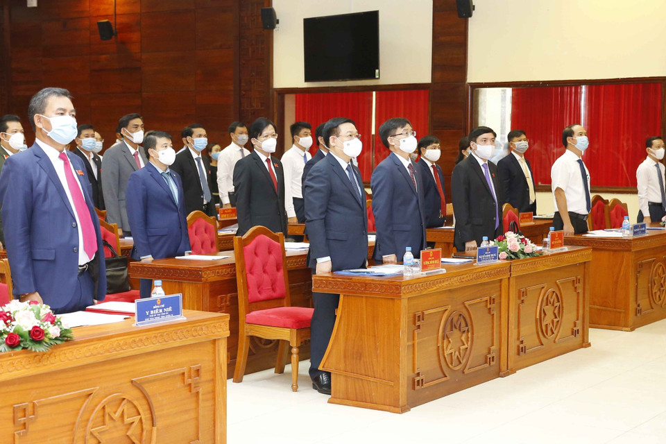 Chủ tịch Quốc hội Vương Đình Huệ và các đại biểu thực hiện nghi thức chào cờ. (Ảnh: Doãn Tấn/TTXVN)