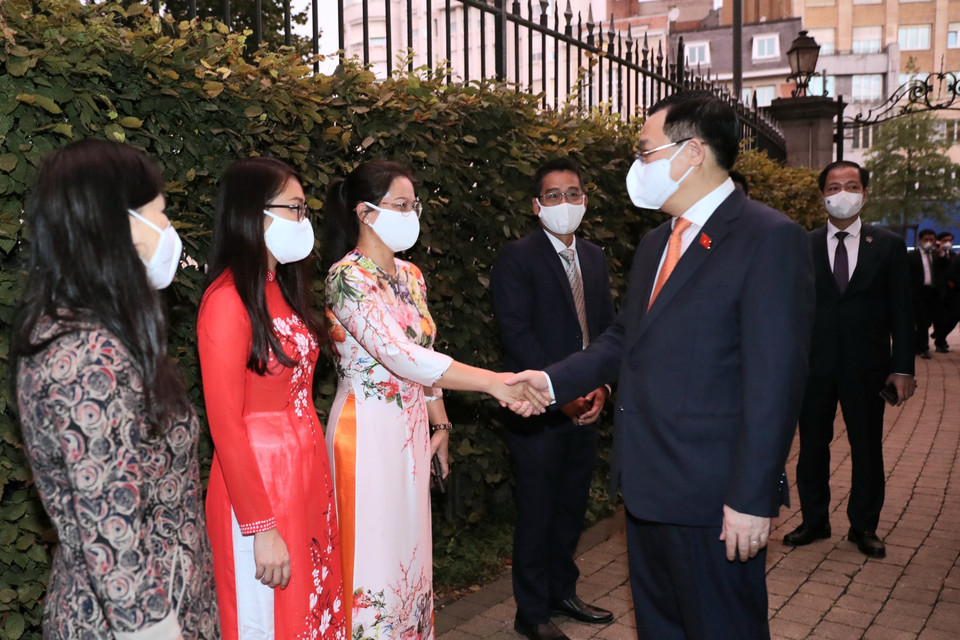 Hình ảnh Chủ tịch Quốc hội Vương Đình Huệ với cán bộ Đại sứ quán Việt Nam tại Bỉ. (Ảnh: Doãn Tấn/TTXVN)