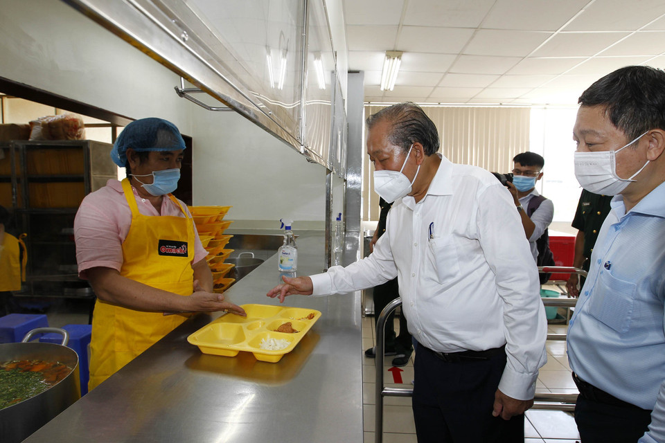 Phó Thủ tướng thường trực Chính phủ Trương Hòa Bình thăm hỏi bữa ăn giữa ca cho công nhân tại Công ty trách nhiệm hữu hạn Nikkiso, nơi có 1.650 lao động, chuyên sản xuất các bộ dây chuyền máu sử dụng cho máy lọc thận. (Ảnh: Thanh Vũ/TTXVN)