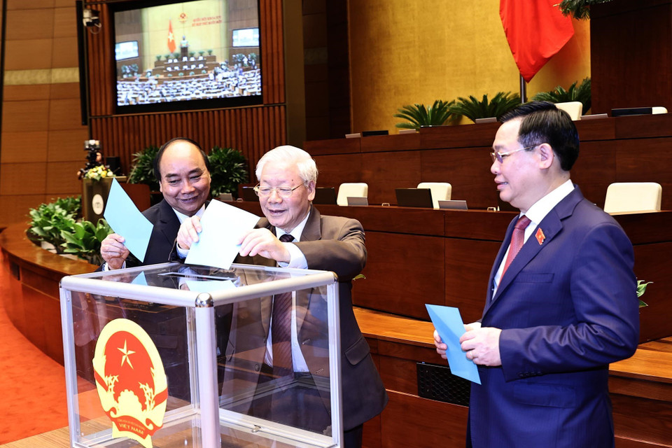 Tổng Bí thư, Chủ tịch nước Nguyễn Phú Trọng và các lãnh đạo Đảng, Nhà nước bỏ phiếu miễn nhiệm Thủ tướng Chính phủ. (Ảnh: TTXVN)