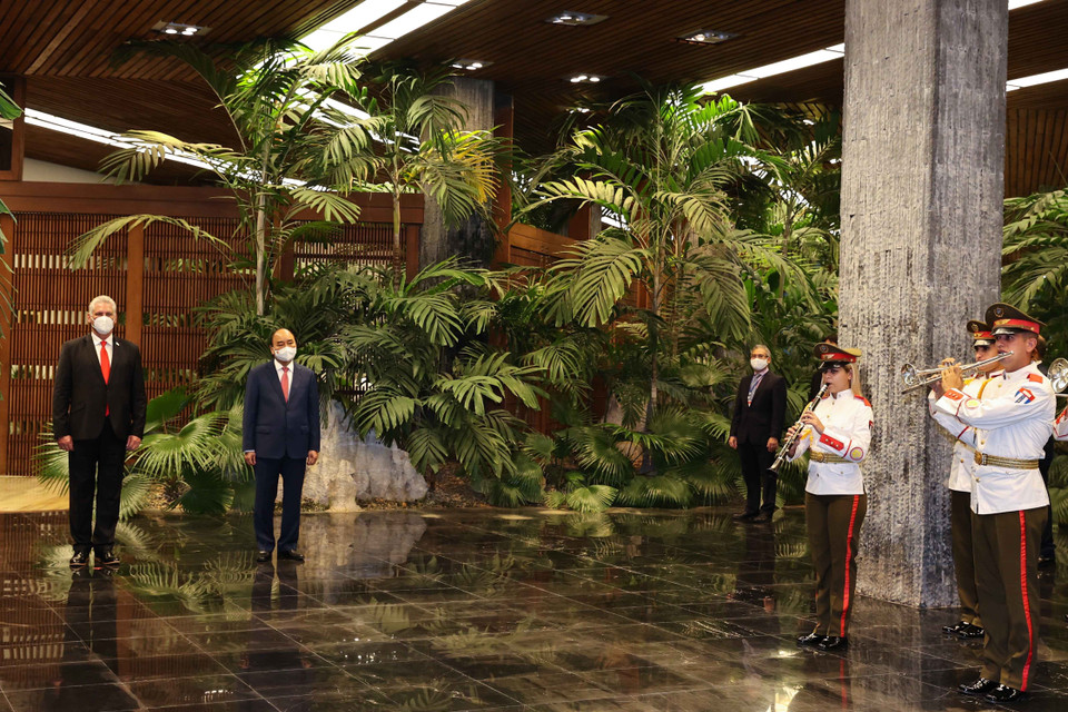 Chủ tịch nước Nguyễn Xuân Phúc và Bí thư thứ nhất Ban Chấp hành Trung ương Đảng Cộng sản Cuba, Chủ tịch nước Cộng hòa Cuba Miguel Díaz-Canel tại lễ đón. (Ảnh: Thống Nhất/TTXVN)