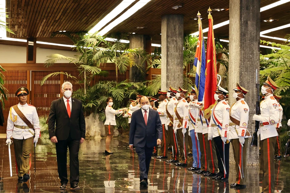 Chủ tịch nước Nguyễn Xuân Phúc và Bí thư thứ nhất Ban Chấp hành Trung ương Đảng Cộng sản Cuba, Chủ tịch nước Cộng hòa Cuba Miguel Díaz-Canel duyệt đội danh dự. (Ảnh: Thống Nhất/TTXVN)