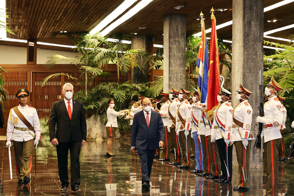 Chủ tịch nước Nguyễn Xuân Phúc và Bí thư thứ nhất Ban Chấp hành Trung ương Đảng Cộng sản Cuba, Chủ tịch nước Cộng hòa Cuba Miguel Díaz-Canel duyệt đội danh dự. (Ảnh: Thống Nhất/TTXVN)