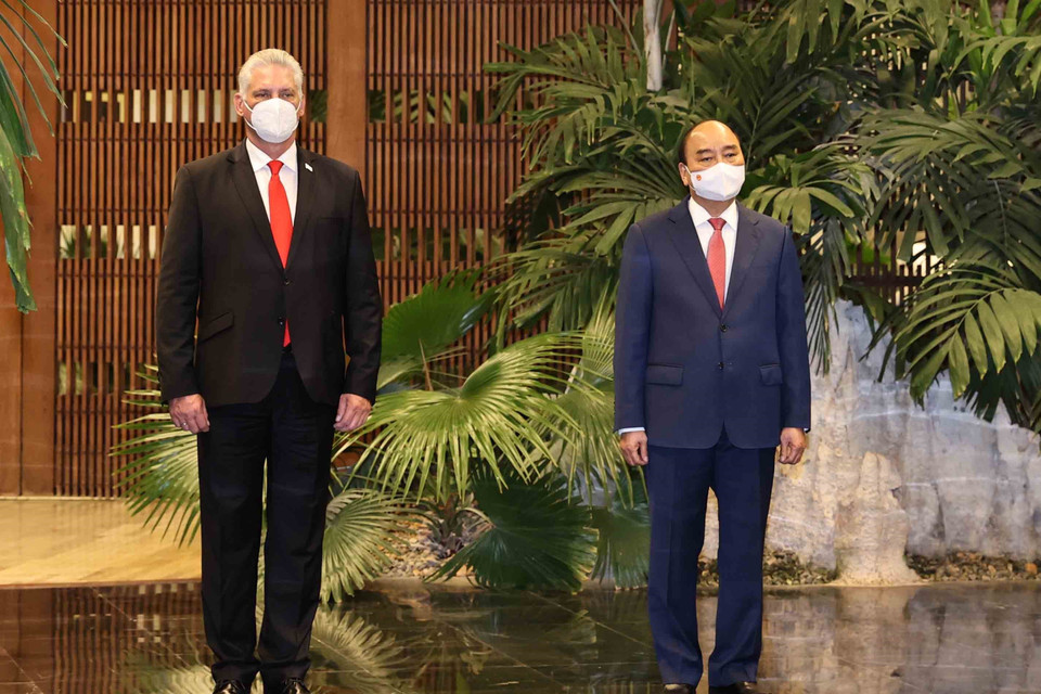 Chủ tịch nước Nguyễn Xuân Phúc và Bí thư thứ nhất Ban Chấp hành Trung ương Đảng Cộng sản Cuba, Chủ tịch nước Cộng hòa Cuba Miguel Díaz-Canel tại lễ đón. (Ảnh: Thống Nhất/TTXVN)