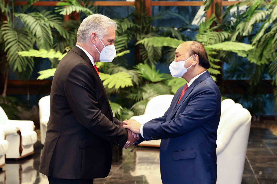 Bí thư thứ nhất Ban Chấp hành Trung ương Đảng Cộng sản Cuba, Chủ tịch nước Cộng hòa Cuba Miguel Díaz-Canel đón Chủ tịch nước Nguyễn Xuân Phúc. (Ảnh: Thống Nhất/TTXVN)