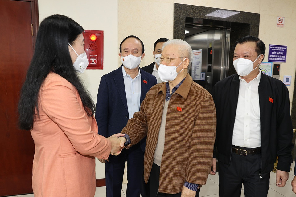 Tổng Bí thư Nguyễn Phú Trọng dự Hội nghị đại biểu Quốc hội tiếp xúc cử tri báo cáo kết quả Kỳ họp thứ hai, Quốc hội khoá XV với cử tri các quận Ba Đình, Đống Đa, Hai Bà Trưng. (Ảnh: Trí Dũng/TTXVN)