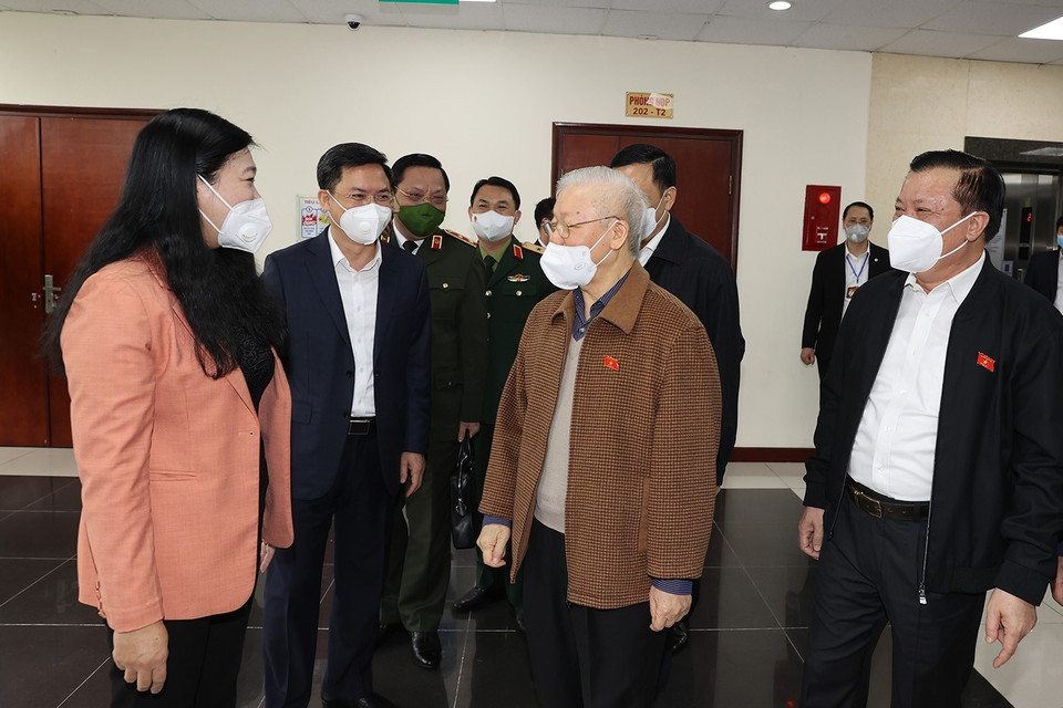 Tổng Bí thư Nguyễn Phú Trọng cùng các đại biểu Quốc hội Đơn vị bầu cử số 1, Đoàn đại biểu Quốc hội thành phố Hà Nội dự Hội nghị đại biểu Quốc hội tiếp xúc cử tri. (Ảnh: Trí Dũng/TTXVN)