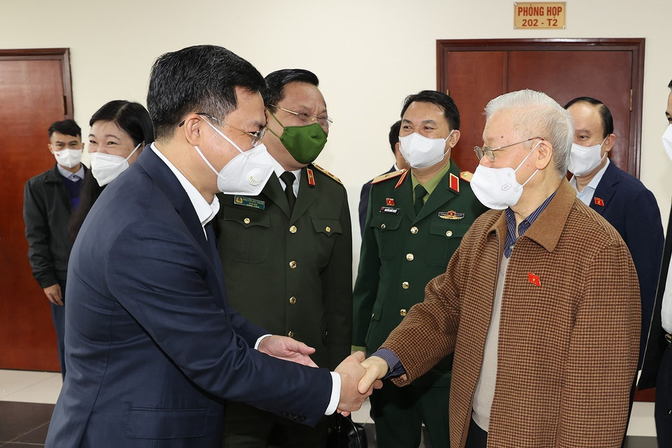 Tổng Bí thư Nguyễn Phú Trọng bắt tay các đại biểu tại buổi tiếp xúc cử tri. (Ảnh: Trí Dũng/TTXVN)