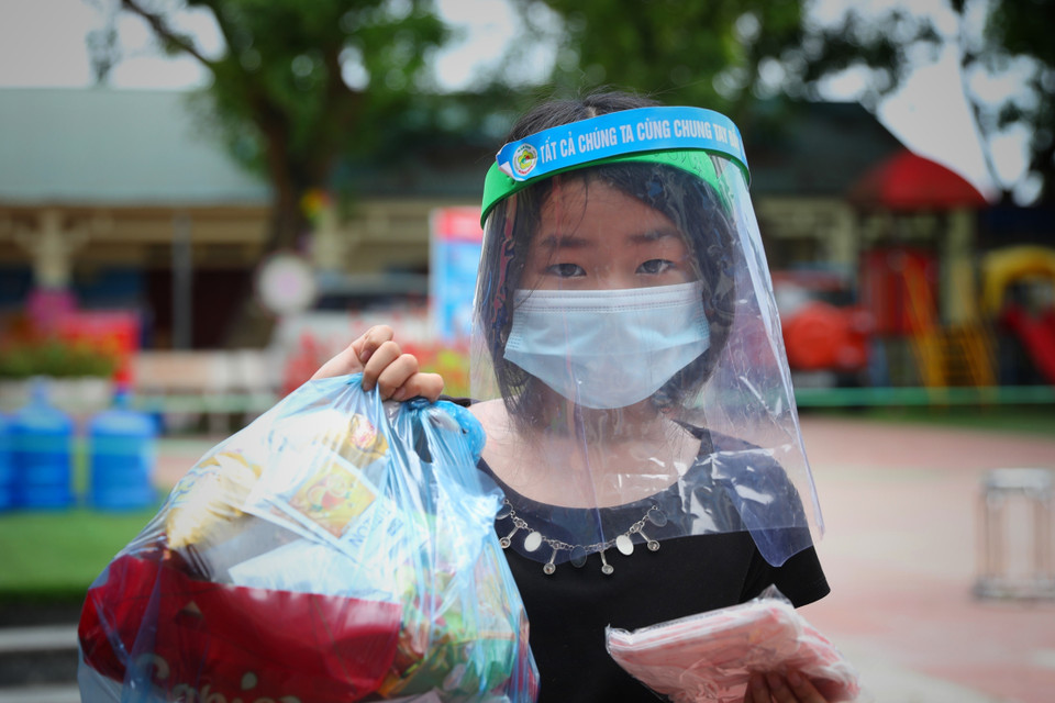 Cháu nhỏ được nhận quà Tết thiếu nhi (1/6) qua hình thức gián tiếp tại khu cách ly trường mầm non xã Việt Tiến, huyện Việt Yên. (Ảnh: Danh Lam/TTXVN)