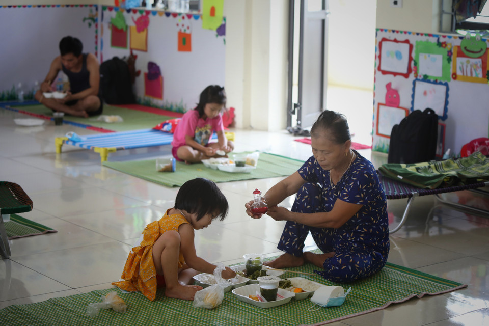 Các cháu nhỏ có khẩu phần ăn ngon hơn những ngày bình thường trong khu cách ly trường Mầm non xã Việt Tiến, huyện Việt Yên. (Ảnh: Danh Lam/TTXVN) 