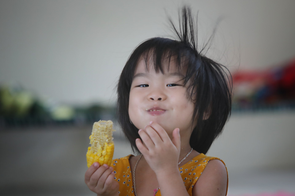 Một cháu nhỏ trong khu cách ly trường Mầm non xã Việt Tiến, huyện Việt Yên. (Ảnh: Danh Lam/TTXVN)