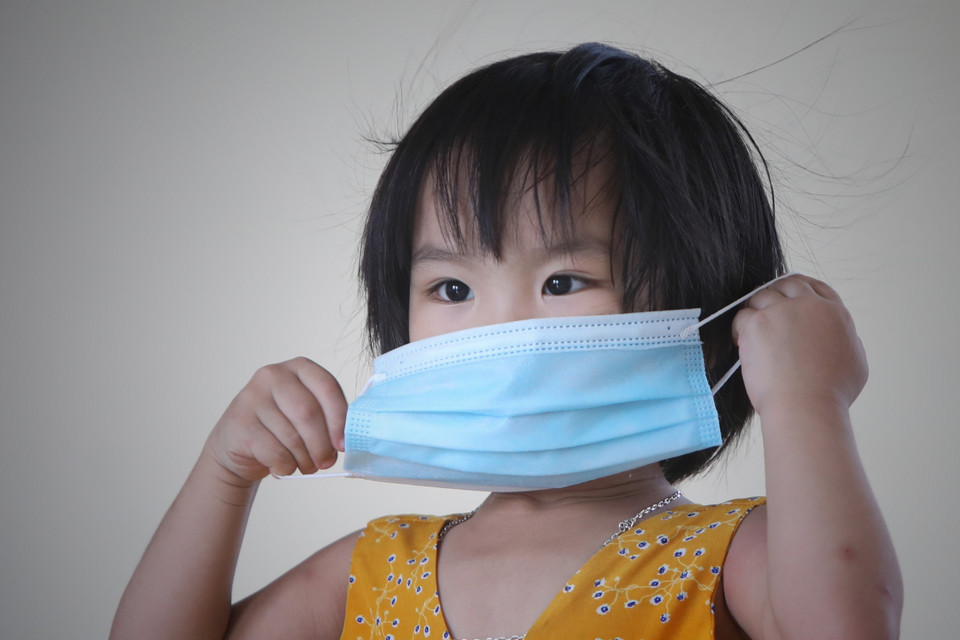 Dù còn nhỏ các cháu luôn tự giác đeo khẩu trang phòng dịch tại khu cách ly trường Mầm non xã Việt Tiến, huyện Việt Yên. (Ảnh: Danh Lam/TTXVN)