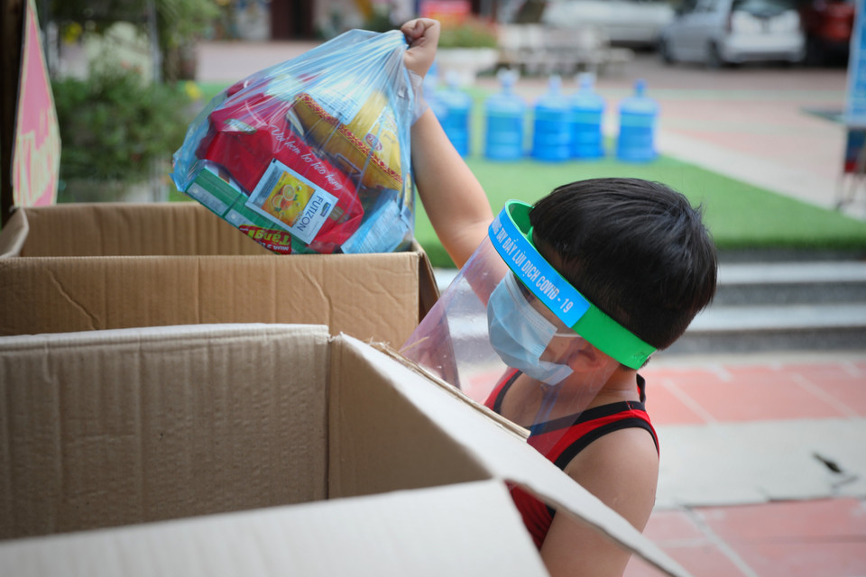 Cháu nhỏ được nhận quà Tết thiếu nhi (1/6) qua hình thức gián tiếp tại khu cách ly trường mầm non xã Việt Tiến, huyện Việt Yên. (Ảnh: Danh Lam/TTXVN)