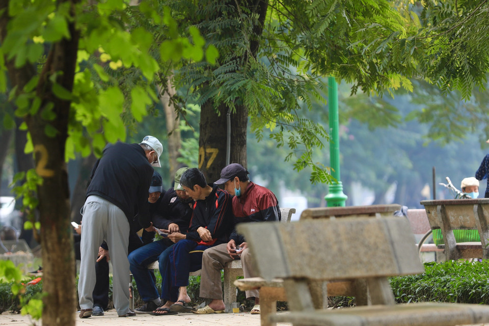 Nhiều người dân vẫn chưa tuân thủ thông điệp 5K khi tình hình dịch COVID-19 tại Hà Nội vẫn đang diễn biến phức tạp (ảnh chụp tại ven hồ Thiền Quang sáng 10/12/2021). (Ảnh: Hoàng Hiếu/TTXVN)