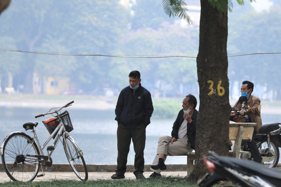 Nhiều người dân Thủ đô vẫn chủ quan trong công tác phòng dịch (ảnh chụp tại ven hồ Thiền Quang sáng 10/12/2021). (Ảnh: Hoàng Hiếu/TTXVN)