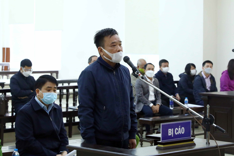 Bị cáo Võ Tiến Hùng (sinh năm 1967, cựu Tổng Giám đốc Công ty TNHH MTV Thoát nước Hà Nội) khai báo trước tòa. (Ảnh: Phạm Kiên/TTXVN)