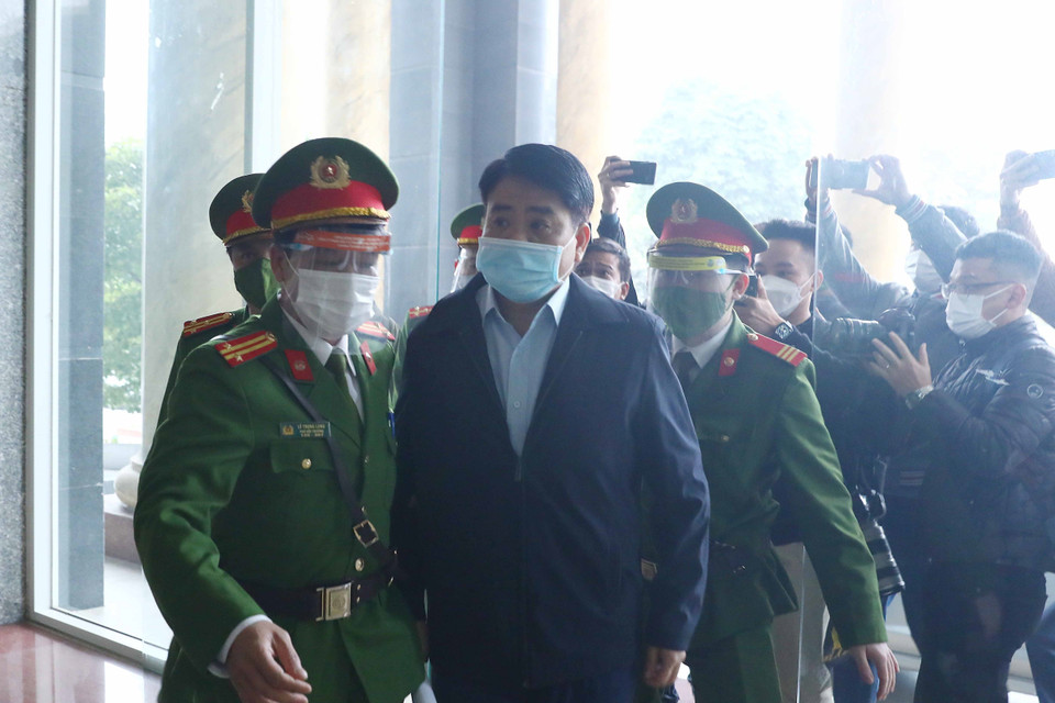 Bị cáo Nguyễn Đức Chung (cựu Chủ tịch Ủy ban Nhân dân thành phố Hà Nội) được lực lượng chức năng dẫn giải đến phiên tòa. (Ảnh: Phạm Kiên/TTXVN)