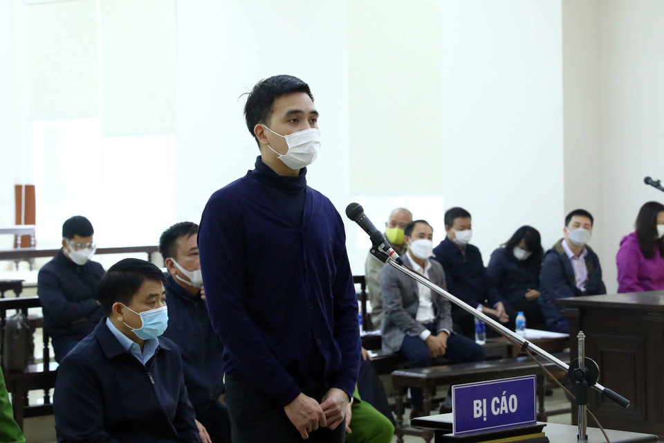 Bị cáo Nguyễn Trường Giang (sinh năm 1984, cựu Giám đốc Công ty TNHH Thương mại Dịch vụ Arktic - Công ty Arktic) khai báo trước tòa. (Ảnh: Phạm Kiên/TTXVN)