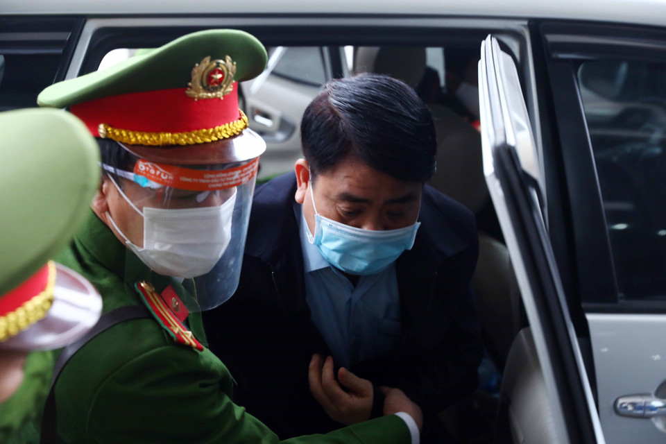 Bị cáo Nguyễn Đức Chung (cựu Chủ tịch Ủy ban Nhân dân thành phố Hà Nội) được lực lượng chức năng dẫn giải đến phiên tòa. (Ảnh: Phạm Kiên/TTXVN)