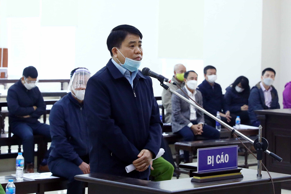 Bị cáo Nguyễn Đức Chung (sinh năm 1967, cựu Chủ tịch UBND thành phố Hà Nội) khai báo trước tòa. (Ảnh: Phạm Kiên/TTXVN)