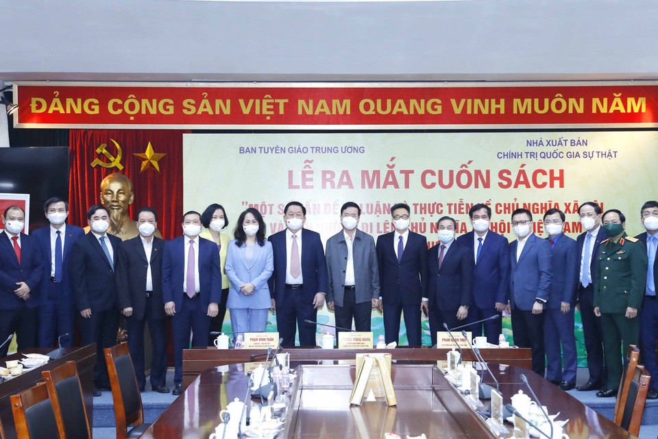 Đại biểu dự lễ ra mắt sách. (Ảnh: Phương Hoa/TTXVN)