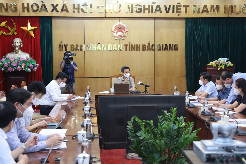 Quang cảnh cuộc họp tại đầu cầu Bắc Giang. (Ảnh: Danh Lam/TTXVN)