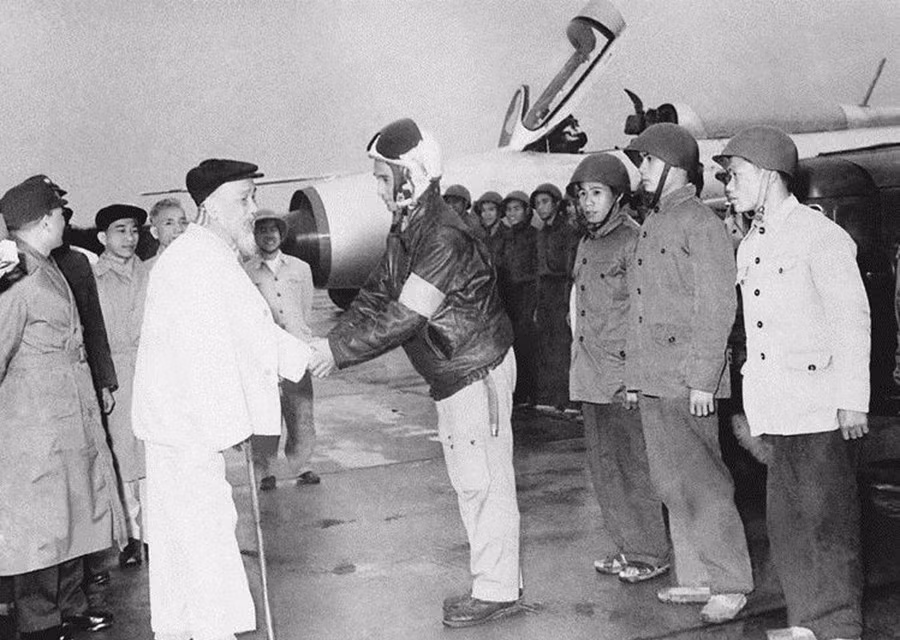 Là người sáng lập, giáo dục và rèn luyện Quân đội nhân dân Việt Nam nên tình cảm, sự tin tưởng, kỳ vọng của Chủ tịch Hồ Chí Minh đối với quân đội ta rất lớn. Trong ảnh: Nhân dịp Tết nguyên đán Đinh Mùi (9/2/1967), Chủ tịch Hồ Chí Minh đến thăm và chúc Tết cán bộ, chiến sỹ Trung đoàn không quân 921-Đoàn Không quân Sao Đỏ. (Ảnh: TTXVN)