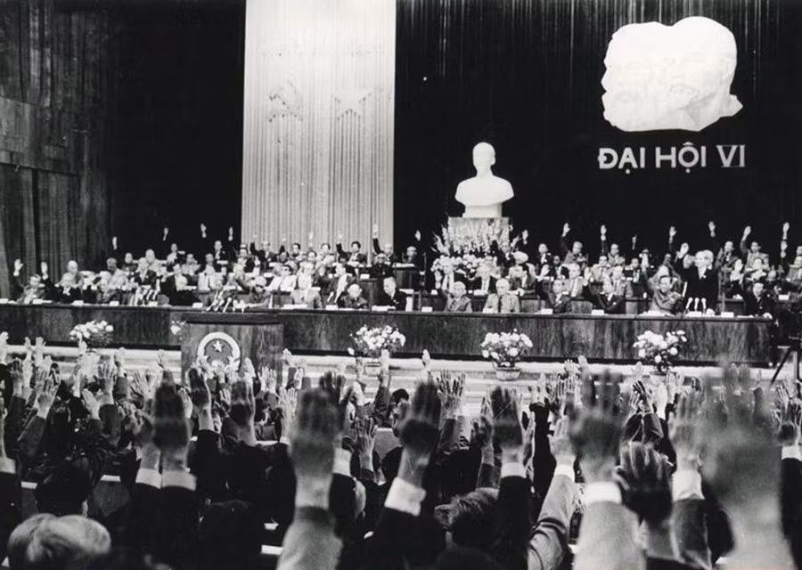 Đại hội Đảng lần thứ VI (12/1986) mở đầu công cuộc đổi mới, khơi dậy và phát huy sức mạnh, tiềm năng để đưa đất nước tiến lên. (Ảnh: TTXVN)