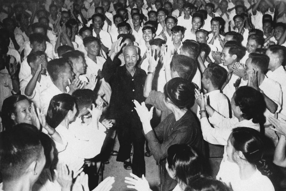 Mặc dù công việc đất nước rất bận rộn, nhưng Chủ tịch Hồ Chí Minh vẫn dành thời gian đến thăm hỏi, động viên nhiều gia đình thương binh, liệt sỹ, các đồng chí lão thành cách mạng, thăm công nhân, nông dân, trí thức, văn nghệ sỹ... Trong ảnh: Bác Hồ đến dự Hội nghị cán bộ Công đoàn cơ sở toàn miền Bắc (13/8/1962). (Ảnh: Tư liệu TTXVN)