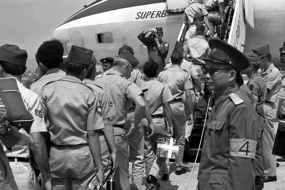 Hiệp định Paris về chấm dứt chiến tranh, lập lại hòa bình ở Việt Nam (27/1/1973) là sự kiện lịch sử quan trọng trong cuộc kháng chiến chống Mỹ, cứu nước, căn bản hoàn thành nhiệm vụ “đánh cho Mỹ cút”, tạo thế và lực tiến tới cuộc Tổng tiến công và nổi dậy giải phóng hoàn toàn miền Nam, thống nhất đất nước mùa Xuân năm 1975. Trong ảnh: Thi hành Hiệp định Paris, ngày 29/3/1973, những người lính Mỹ cuối cùng lên máy bay tại sân bay Đà Nẵng để rút khỏi Việt Nam dưới sự giám sát của Tổ Quốc tế và Tổ Liên hợp Quân sự 4 bên. (Ảnh: Tư liệu TTXVN)