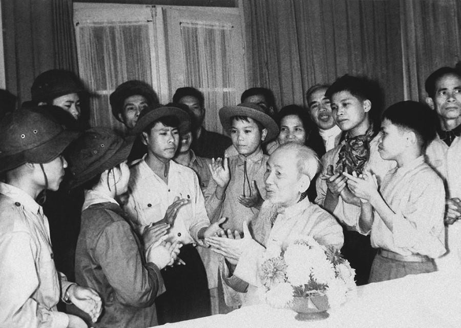 Sinh thời, Chủ tịch Hồ Chí Minh luôn dành tình cảm đặc biệt cho đồng bào miền Nam.Suốt những năm kháng chiến chống Mỹ xâm lược (1955-1969), Bác luôn theo sát từng bước đi của cách mạng miền Nam. Bác từng nhiều lần nói rằng: “Miền Nam yêu quý luôn ở trong trái tim tôi﻿.” Trong ảnh: Bác Hồ với các cháu thiếu nhi dũng sỹ miền Nam ra thăm miền Bắc (13/2/1969). (Ảnh: TTXVN)