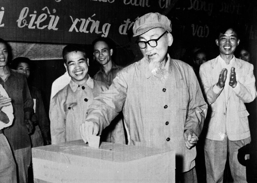 Ngày 27/4/1969, Chủ tịch Hồ Chí Minh đến bỏ phiếu bầu cử đại biểu Hội đồng nhân dân khu phố Ba Đình khóa V tại hòm phiếu số 6, đơn vị bầu cử 1, tiểu khu 1, khu phố Ba Đình, Hà Nội. (Ảnh: TTXVN)
