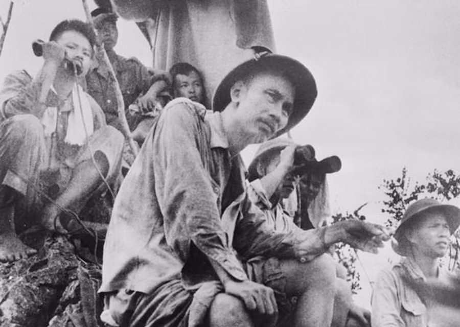 Trong kháng chiến chống Pháp, Chủ tịch Hồ Chí Minh cùng Đảng ta đã lãnh đạo nhân dân lần lượt đánh bại các kế hoạch chiến tranh của thực dân Pháp giành thắng lợi mà đỉnh cao là chiến thắng lịch sử Điện Biên Phủ “lừng lẫy năm châu, chấn động địa cầu”, buộc Chính phủ Pháp phải ký kết Hiệp định Geneva chấm dứt sự thống trị của thực dân Pháp ở nước ta. Trong ảnh: Chủ tịch Hồ Chí Minh theo dõi chặt chẽ diễn biến trận đánh các cứ điểm địch ở Đông Khê, mở màn Chiến dịch Biên giới (16/9/1950). (Ảnh: Tư liệu/TTXVN phát)