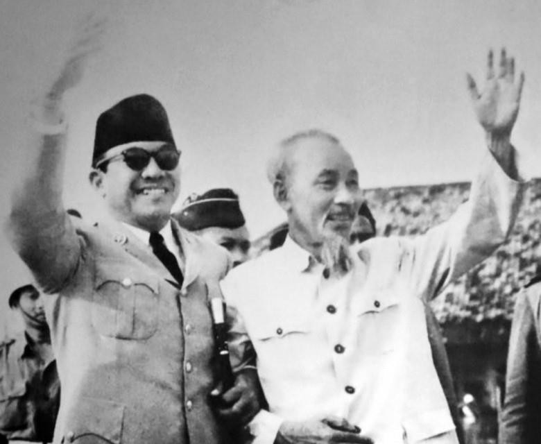 Chủ tịch Hồ Chí Minh luôn xác định, đoàn kết thống nhất trong phong trào cộng sản và công nhân quốc tế, đoàn kết gắn bó trong các nước XHCN anh em là cơ sở nền tảng, là nhân tố quan trọng bậc nhất, nhân tố có ý nghĩa quyết định thắng lợi của CNXH trên phạm vi thế giới. Trong ảnh: Tổng thống Indonesia Sukarno đón Bác Hồ thăm chính thức Indonesia, tháng 2/1959. (Ảnh: Tư liệu/TTXVN phát)