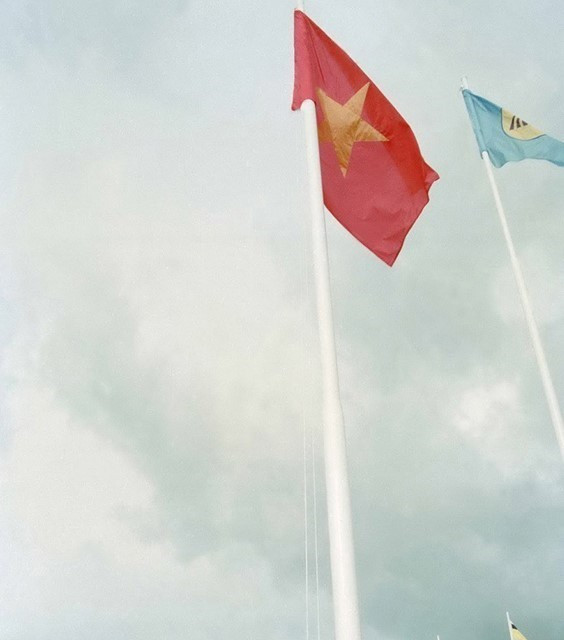 Nghi thức thượng cờ tại Lễ kết nạp Việt Nam là thành viên chính thức thứ bảy của Hiệp hội các Quốc gia Đông Nam Á (ASEAN), chiều 28/7/1995, tại Thủ đô Bandar Seri Begawan (Brunei), mở đầu thời kỳ tái hòa nhập và hội nhập sâu rộng của Việt Nam với thế giới. (Ảnh: Trần Sơn/TTXVN)