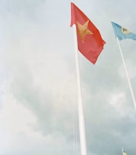 Nghi thức thượng cờ tại Lễ kết nạp Việt Nam là thành viên chính thức thứ bảy của Hiệp hội các Quốc gia Đông Nam Á (ASEAN), chiều 28/7/1995, tại Thủ đô Bandar Seri Begawan (Brunei), mở đầu thời kỳ tái hòa nhập và hội nhập sâu rộng của Việt Nam với thế giới. (Ảnh: Trần Sơn/TTXVN)