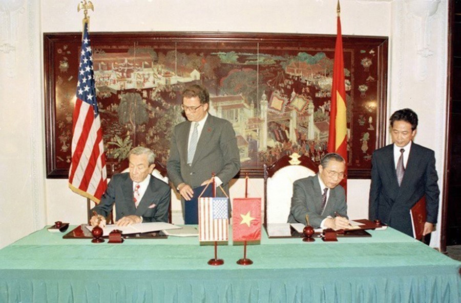 Sau khi gia nhập ASEAN (28/7/1995), ngày 5/8/1995, tại Hà Nội, Bộ trưởng Ngoại giao Hoa Kỳ Warren Christopher và Bộ trưởng Ngoại giao Nguyễn Mạnh Cầm ký Nghị định thư, chính thức thiết lập quan hệ ngoại giao Việt Nam-Hoa Kỳ. (Ảnh: Xuân Tuân/TTXVN)