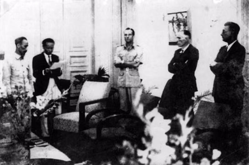 Trong những năm 1945-1946, Đảng ta, đứng đầu là Chủ tịch Hồ Chí Minh lãnh đạo xây dựng và củng cố vững chắc chính quyền nhân dân; đồng thời thực hành sách lược khôn khéo, đưa cách mạng vượt qua những thử thách hiểm nghèo. Trong ảnh: Ngày 6/3/1946, tại Hà Nội, Chủ tịch Hồ Chí Minh và J. Sainteny - đại diện 2 Chính phủ kí “Hiệp định Sơ bộ”, tạm hoà hoãn với Pháp để gạt quân Tưởng ra khỏi đất nước, tránh đối phó cùng lúc nhiều kẻ thù nguy hiểm. (Ảnh: Nguyễn Bá Khoản/TTXVN phát)