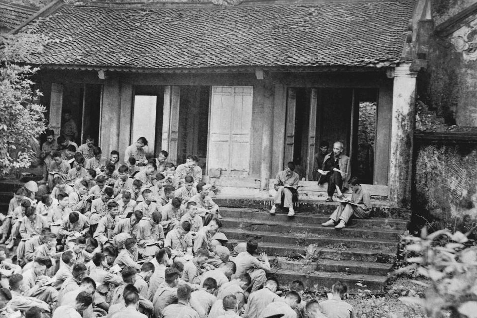 Ngày 19/9/1954, tại Đền Giếng, một di tích trong quần thể di tích lịch sử văn hóa Đền Hùng, Bác Hồ đã có buổi nói chuyện với cán bộ, chiến sỹ Đại đoàn 308 (Đại đoàn quân Tiên phong) trên đường về tiếp quản Thủ đô. Bác căn dặn: Ngày xưa, các vua Hùng đã có công dựng nước, ngày nay Bác cháu ta phải cùng nhau giữ lấy nước. (Ảnh: Đinh Đăng Định/TTXVN)