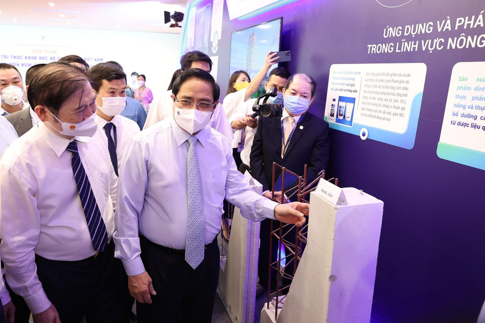 Hình ảnh Thủ tướng Phạm Minh Chính tham quan trưng bày các sản phẩm khoa học, kỹ thuật. (Ảnh: Dương Giang/TTXVN)