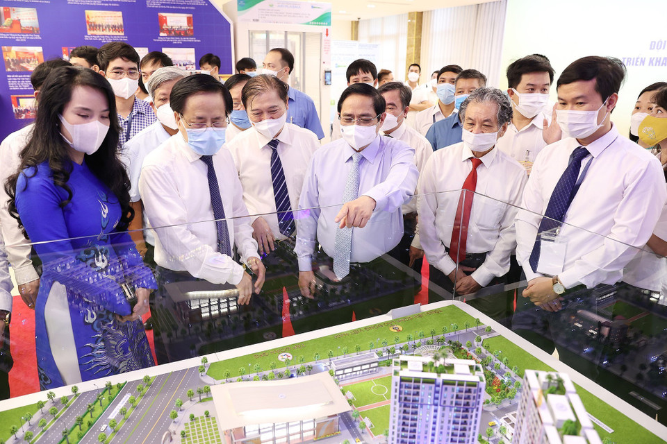 Thủ tướng Phạm Minh Chính tham quan trưng bày các sản phẩm khoa học, kỹ thuật. (Ảnh: Dương Giang/TTXVN)