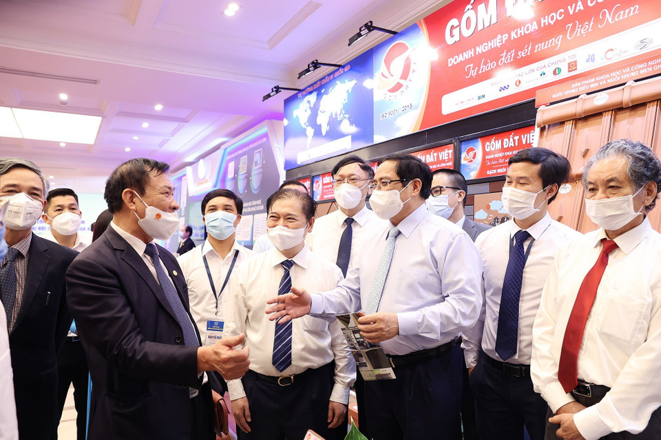 Thủ tướng Phạm Minh Chính với các đại biểu dự hội nghị. (Ảnh: Dương Giang/TTXVN)