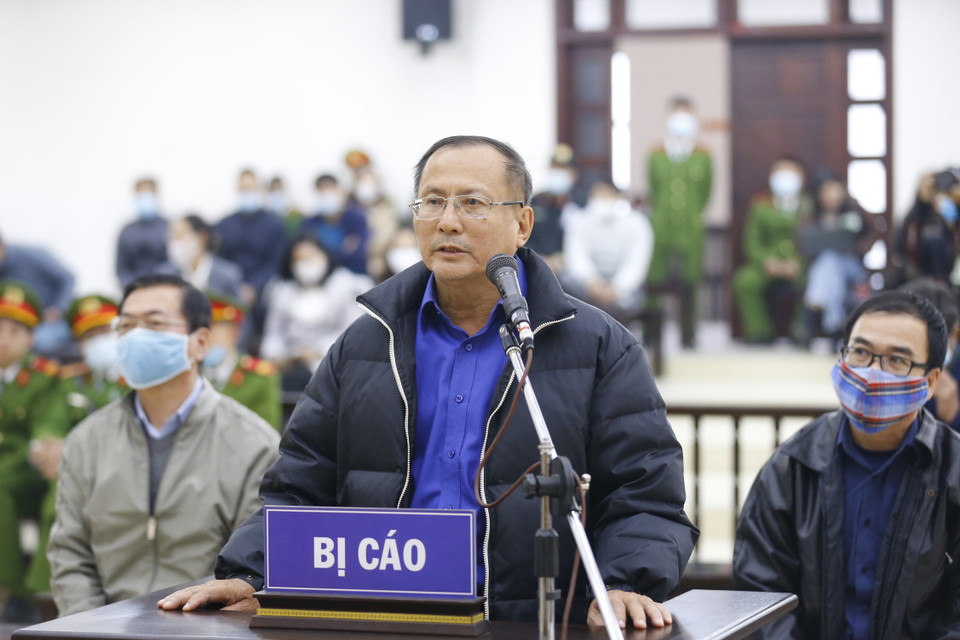 Bị cáo Lê Quang Minh (63 tuổi, cựu Trưởng phòng Phát triển hạ tầng, Sở Kế hoạch và Đầu tư Thành phố Hồ Chí Minh) khai báo trước tòa.