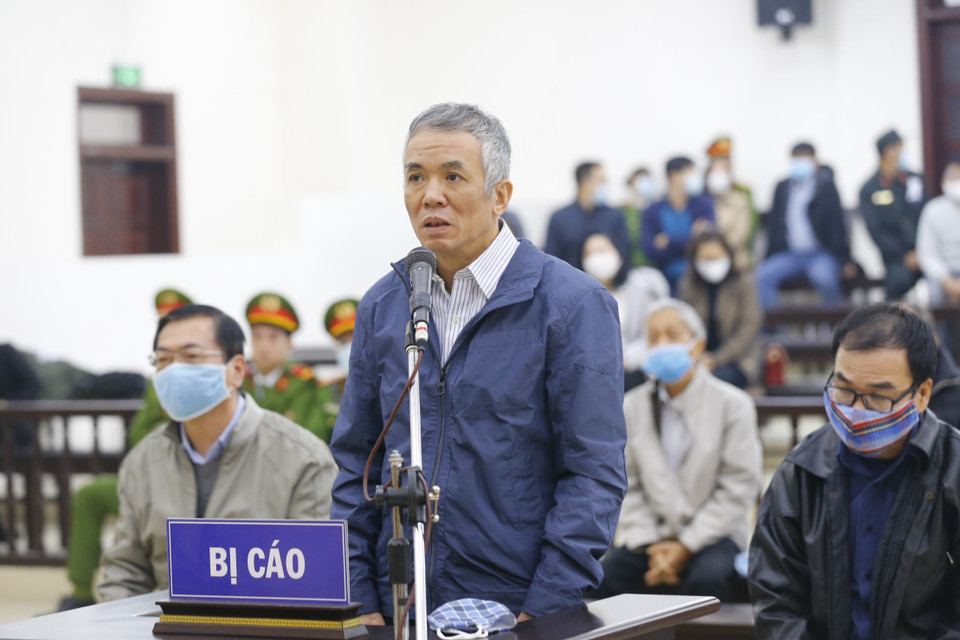 Bị cáo Phan Chí Dũng (63 tuổi, cựu Vụ trưởng Công nghiệp nhẹ, Bộ Công Thương) khai báo trước tòa. (Ảnh: Doãn Tấn/TTXVN)