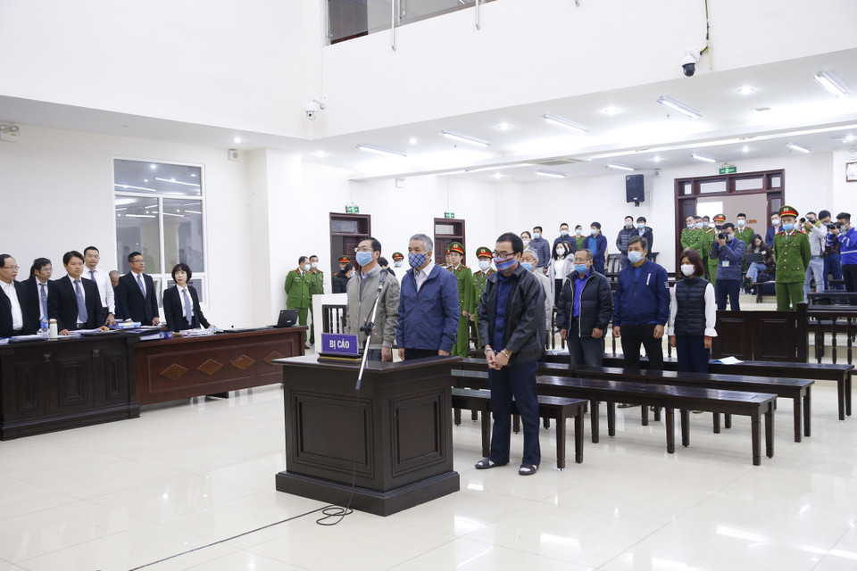 Bị cáo Vũ Huy Hoàng và đồng phạm tại phiên tòa.(Ảnh: Doãn Tấn/TTXVN)