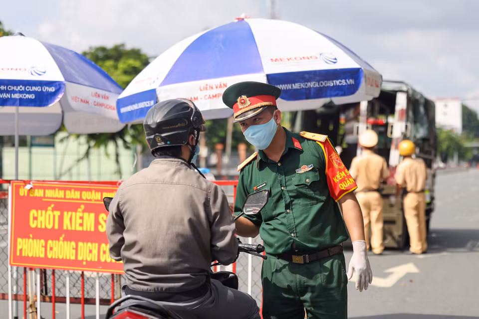 Lực lượng quân đội phối hợp với lực lượng công an và các đơn vị chức năng đảm bảo xử lý nghiêm trường hợp vi phạm quy định giãn cách xã hội. (Ảnh: Ngô Trần Hải An/Vietnam+)
