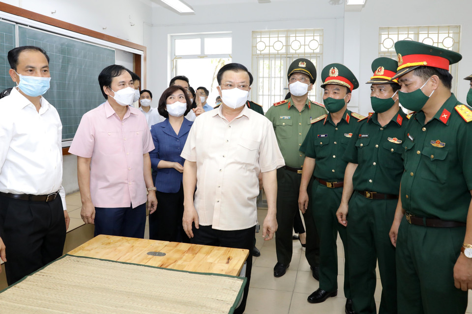 Bí thư Thành ủy Hà Nội Đinh Tiến Dũng kiểm tra Khu vực dự phòng cách ly y tế tại Trường Tiểu học Phú Thượng, phường Phú Thượng, quận Tây Hồ, Hà Nội. (Ảnh: Nguyễn Điệp/TTXVN)